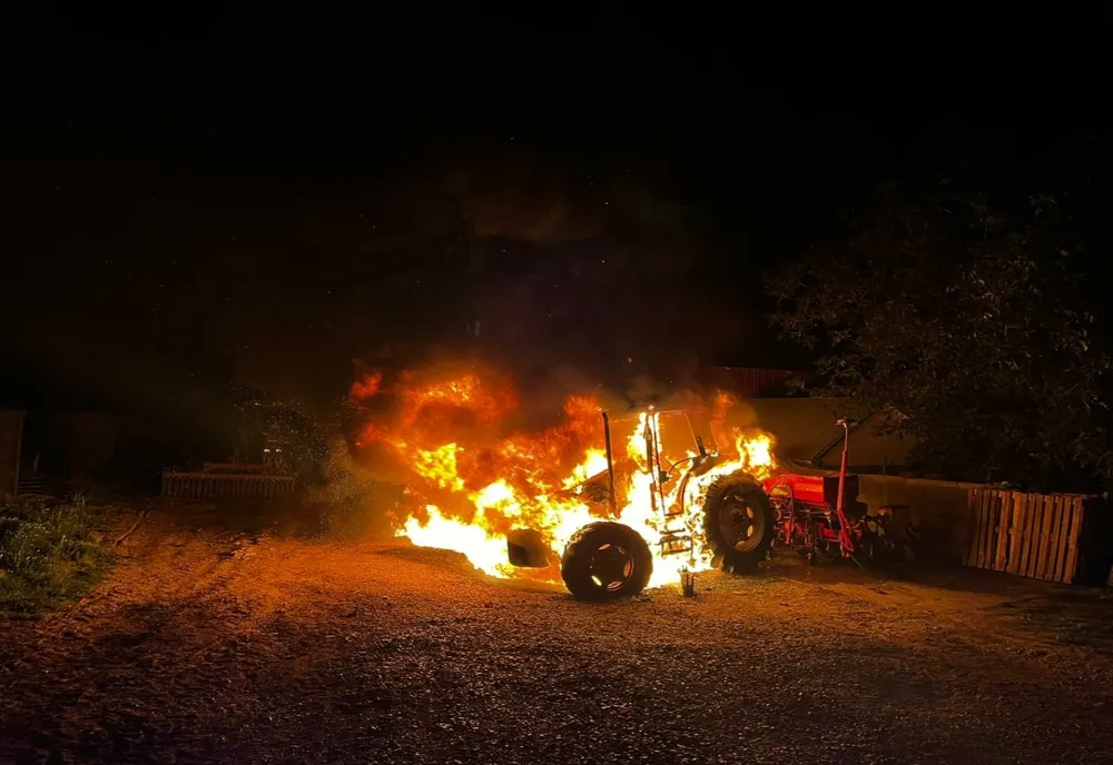 Un tractor parcat în fața unei gospodării din Vorona s-a făcut scrum