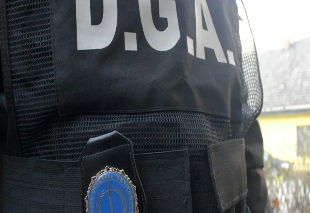 Un tânăr în vârstă de 19 ani a fost prins în flagrant în timp ce oferea bani poliţiştilor care îl opriseră pentru că depăşise viteza legală