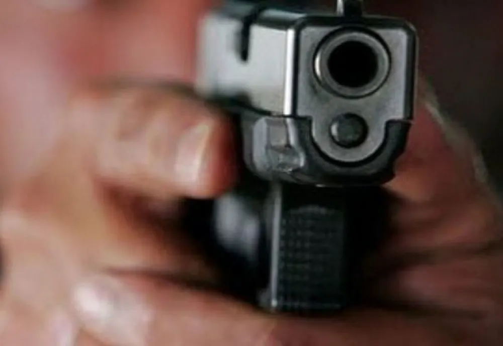 Femeie împușcată mortal, din greșeală, de propriul soț! Arma, deținută ilegal de bărbat