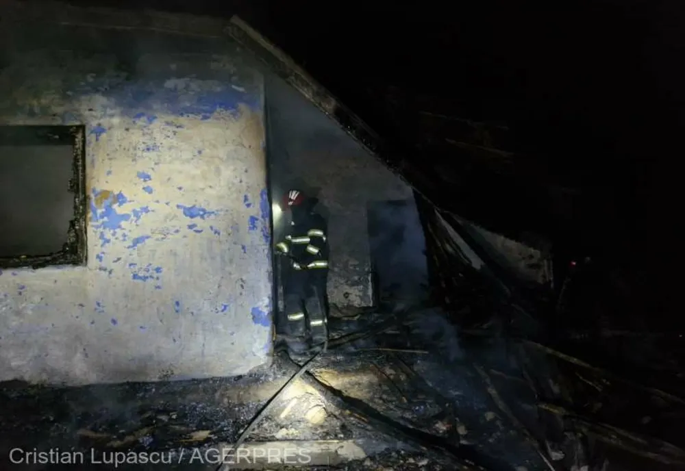 O FEMEIE A MURIT ÎNTR-UN INCENDIU CARE I-A CUPRINS LOCUINŢA