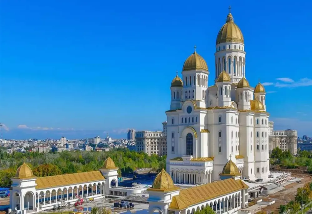 THE TIMES: CATEDRALA NAȚIONALĂ, SIMBOLUL PUTERII ROMÂNIEI ORTODOXE. CUPOLA AURITĂ DOMINĂ BUCUREȘTIUL, LA TREI SECOLE DUPĂ BISERICA LUI PETRU CEL MARE