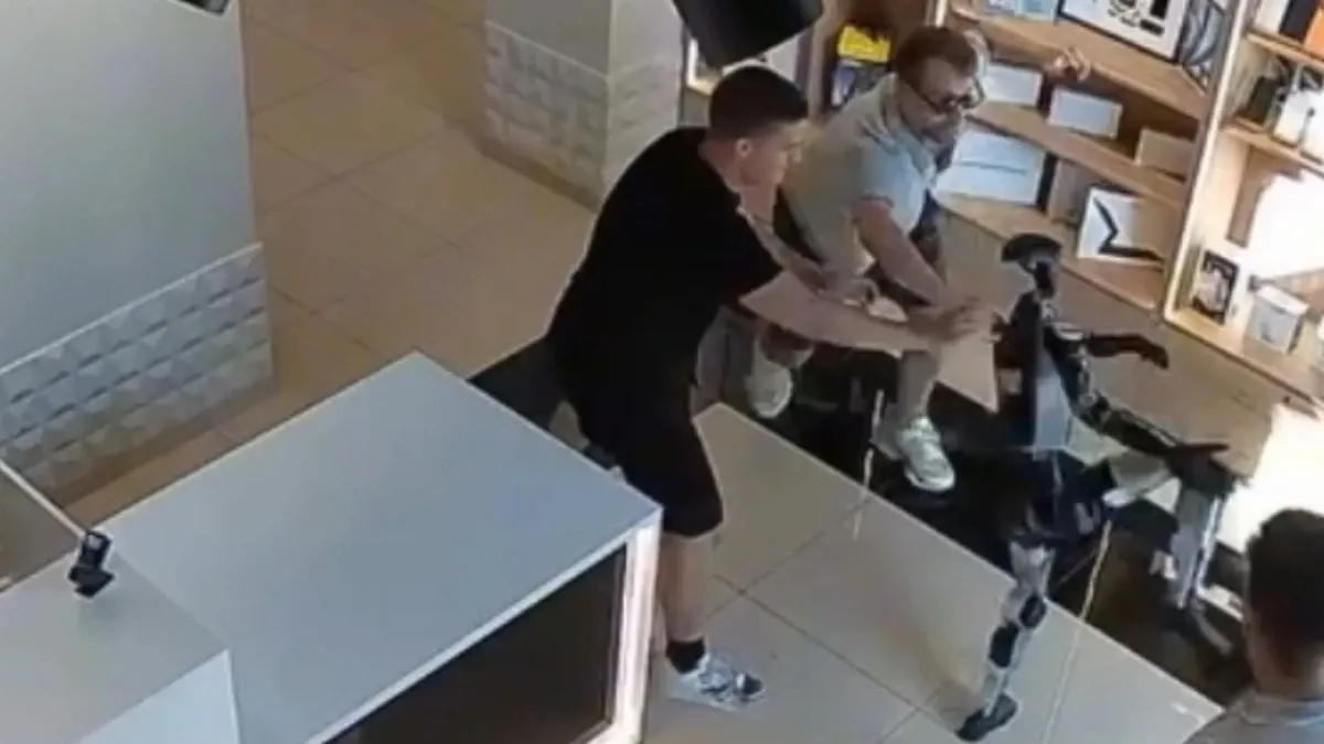 Un robot umanoid era să ia la bătaie clienții