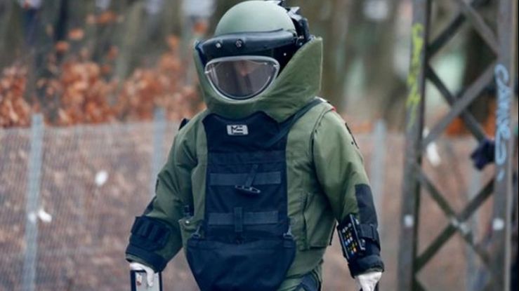 Alertă la o bancă din Dorohoi: un colet suspect este verificat de pirotehniști