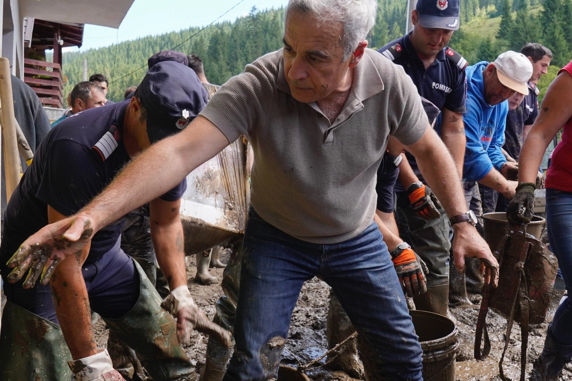 Călin Georgescu plantează în direct copaci