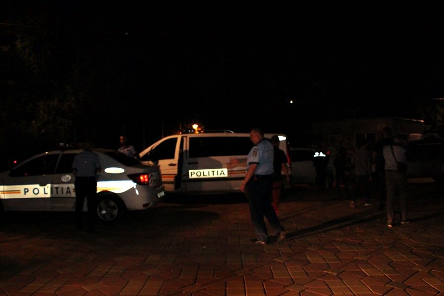 politisti descinderi in baruri (6)