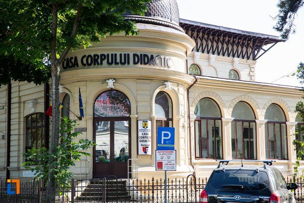 intrarea-in-liceul-carmen-sylva-azi-casa-corpului-didactic-din-botosani-judetul-botosani
