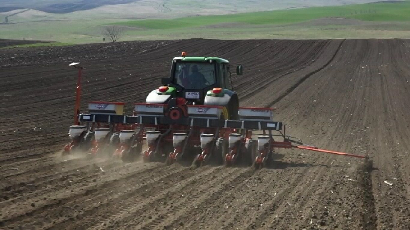 agricultura tractoare pe camp2