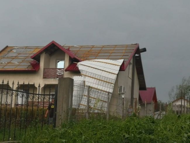 2-localitate-din-botosani-lovita-de-vijelie-imagini-cu-copaci-rupti-din-curtile-oamenilor-pagube-insemnate-video-galerie-foto