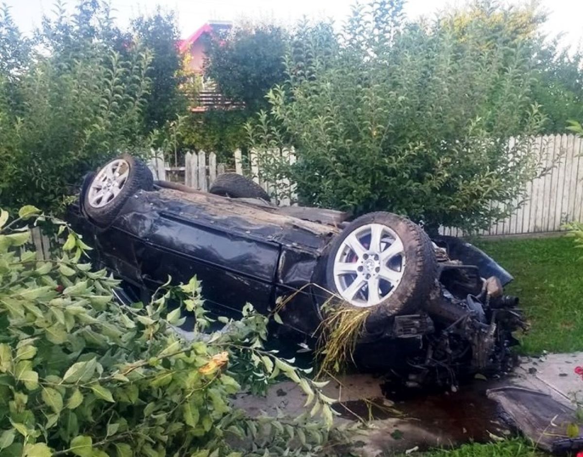 2-seara-aceasta-cursa-teroare-cu-un-bmw-a-rupt-totul-in-cale-si-s-a-rasturnat-in-curtea-unei-vile-fotogalerie