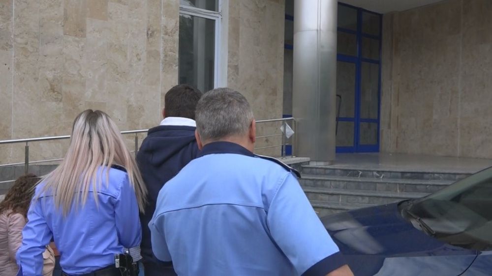 Individ arestat preventiv după ce a urmărit două tinere și a amenințat un adolescent cu cuțitul