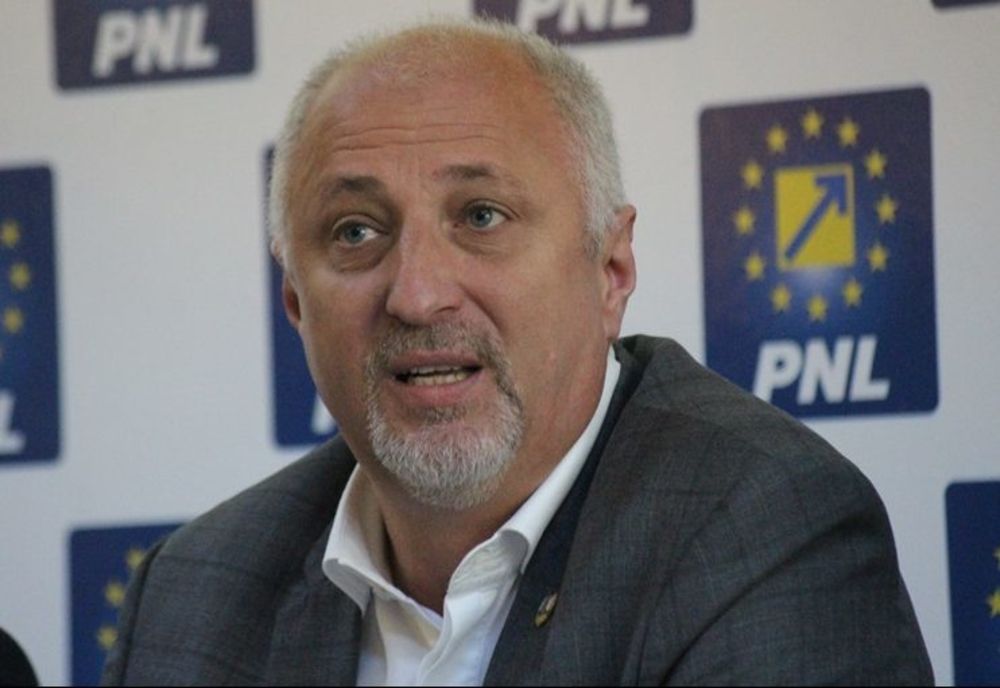 Tupeu de senator. A refuzat să semneze procesul verbal și a depus plângere după ce a fost prins cu 105 km/h în localitate