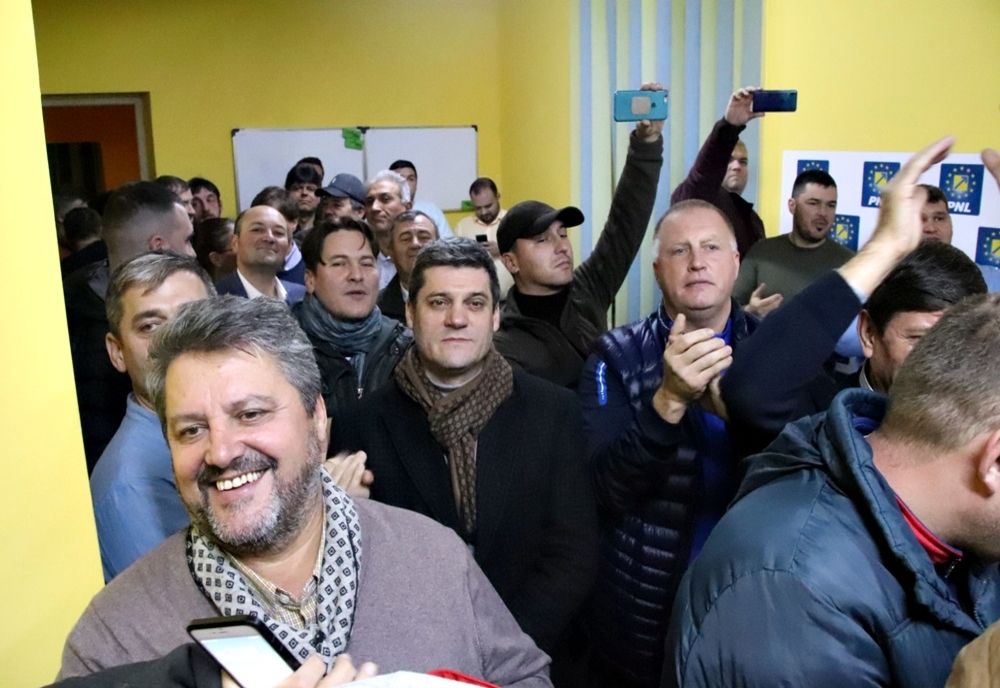 ALEGERI PREZIDENȚIALE 2019. Sărbătoare la sediul PNL, atmosferă de înmormântare la PSD FOTO&VIDEO