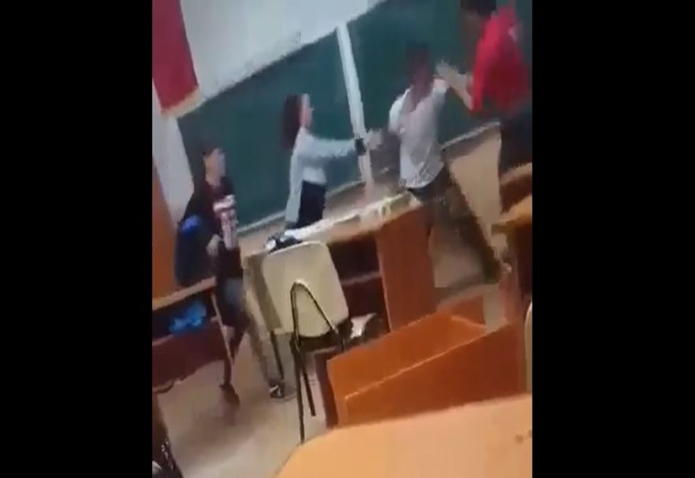 Bătaie între ei la școala din Dângeni VIDEO