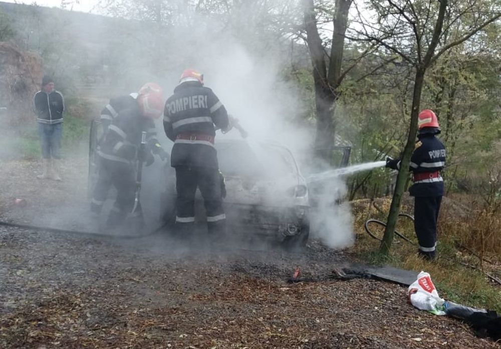 Autoturism distrus într-un incendiu FOTO