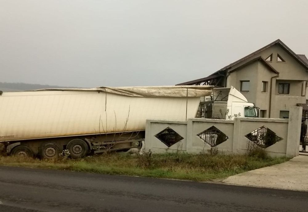 ACCIDENT. A intrat cu camionul în curtea unei locuințe