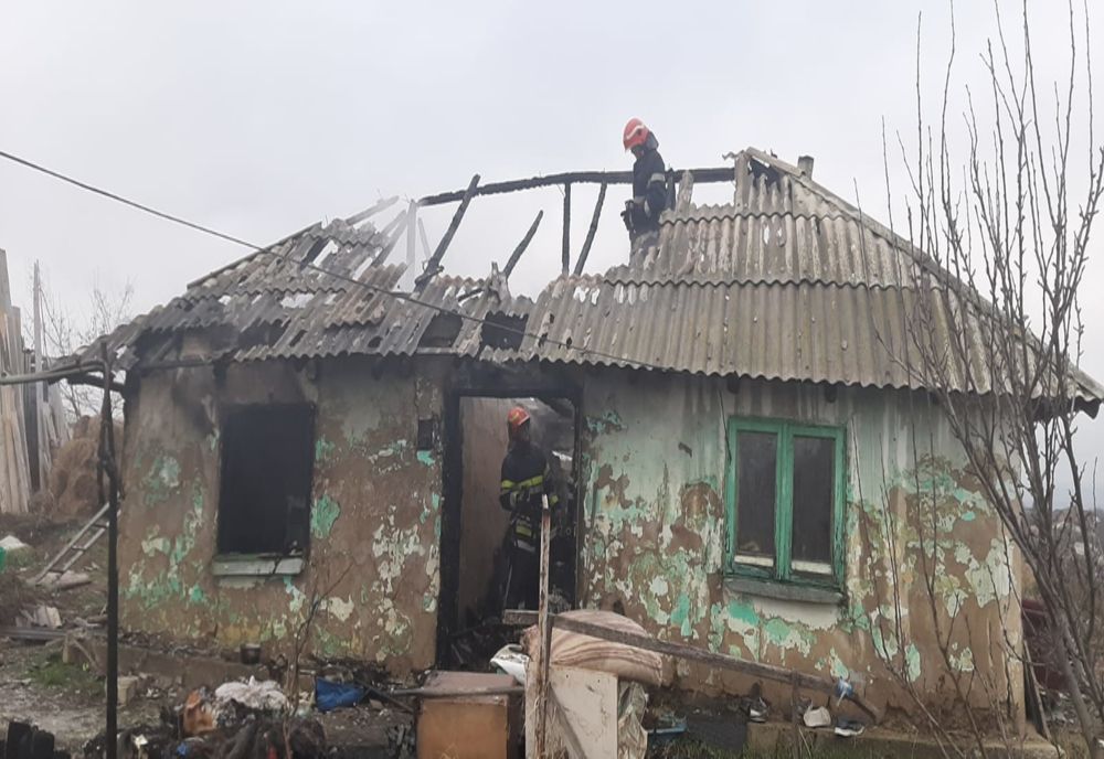 Incendiu urmat de o explozie în comuna Mihai Eminescu FOTO