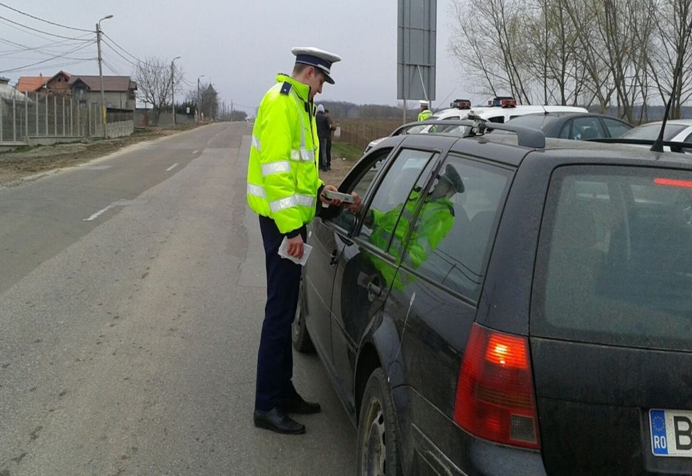 Oprit pentru că nu avea luminile aprinse și cercetat pentru conducere fără permis şi sub influenţa alcoolului