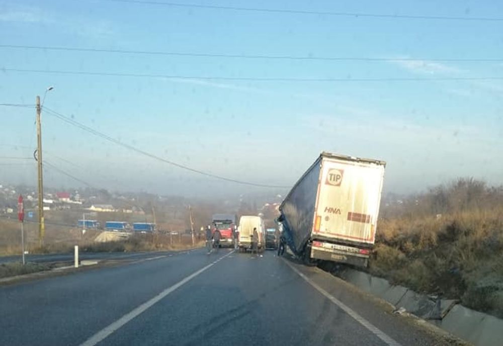 ACCIDENT. Un tir a ajuns într-un șanț