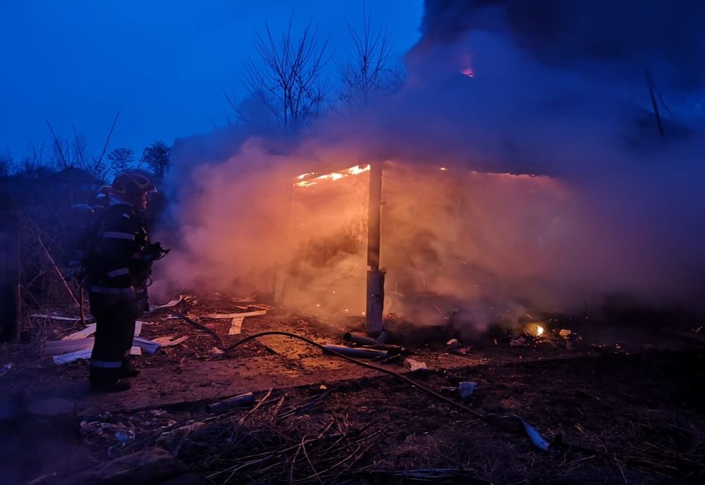 Casă în flăcări de la jarul căzut din sobă