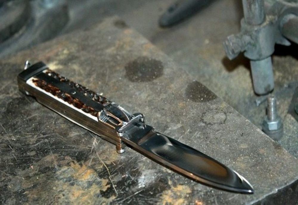 Riscă închisoarea pentru că a mers cu un cuțit la barul din sat