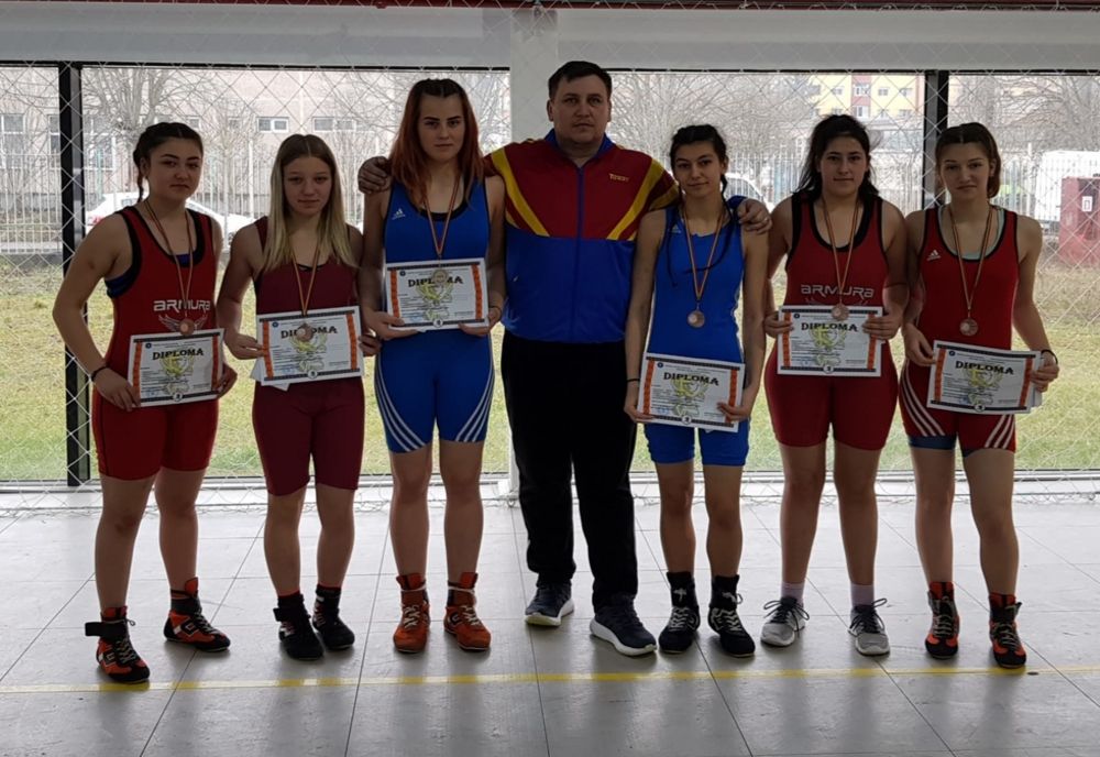 Șapte clasări pe podium la CNȘ de lupte libere FOTO