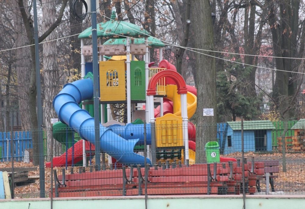 Parcuri de joacă închise și scări de bloc dezinfectate de către DSPSA