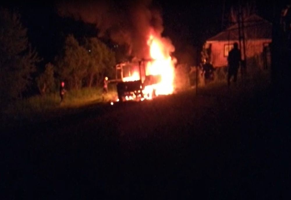 Incendiu în comuna Pomârla. Un autocar a luat foc VIDEO