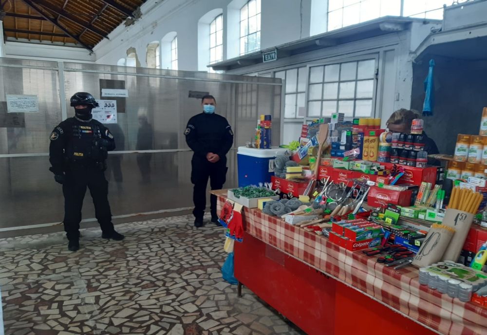 Razie cu mascați în Piața Centrală din Botoșani. S-au confiscat peste două  tone de produse alimentare