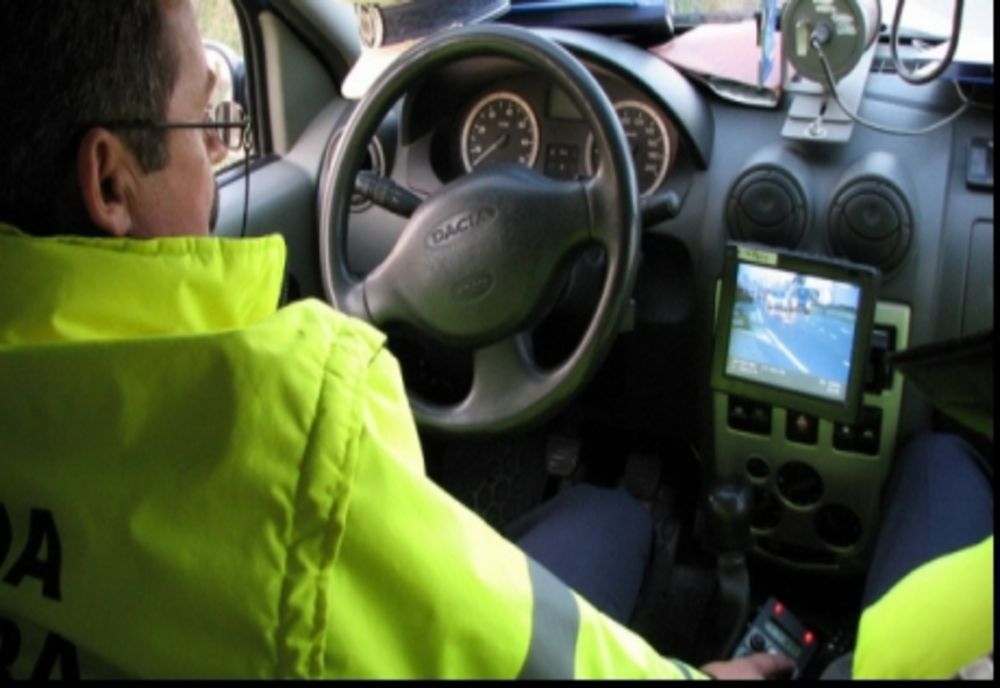 Oprit pentru viteză excesivă și anchetat pentru conducere fără permis