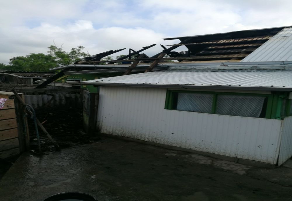 Adăpost de animale distrus într-un incendiu