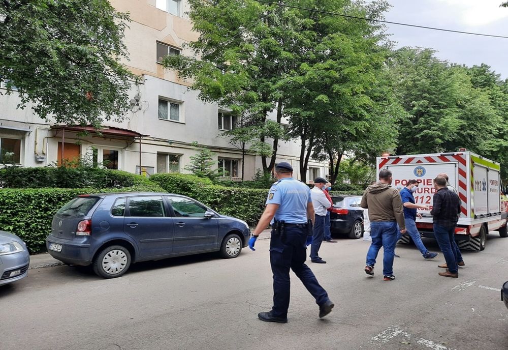 Mobilizare de forțe pentru un suspect de COVID. Pompierii au spart ușa apartamentului FOTO&VIDEO