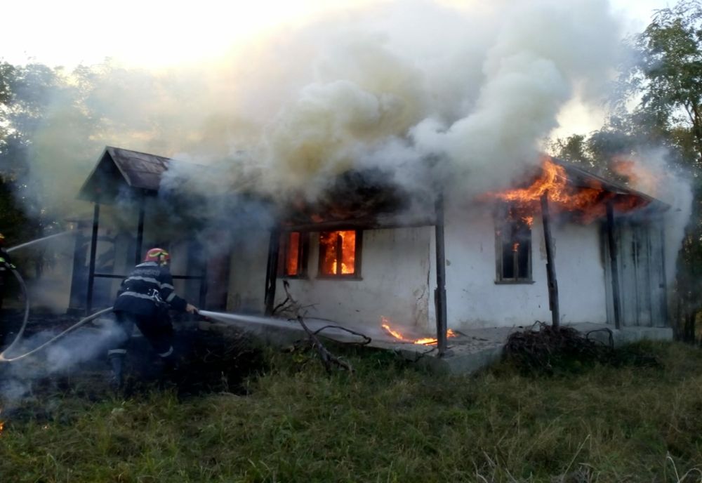  O femeie din județul Botoșani a rămas fără acoperiș deasupra capului după ce și-a incendiat propria casă (FOTO)