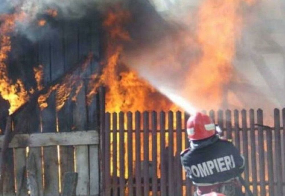 Bărbat de 40 de ani, carbonizat după ce i-a luat foc casa