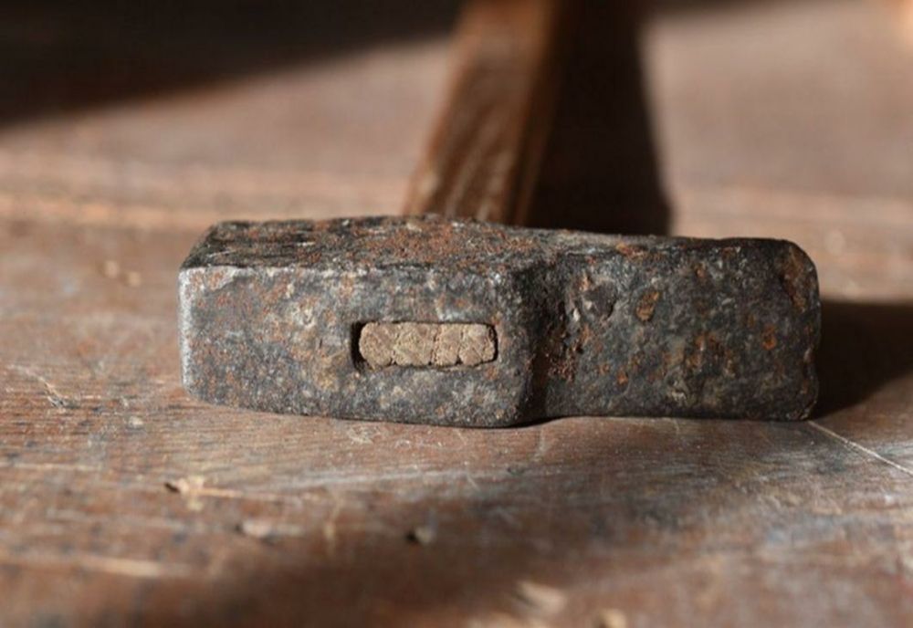 Și-a lovit consăteanul cu un ciocan în cap