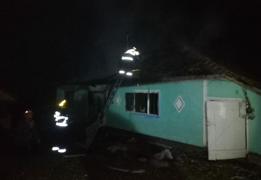 Locuință distrusă în incendiu