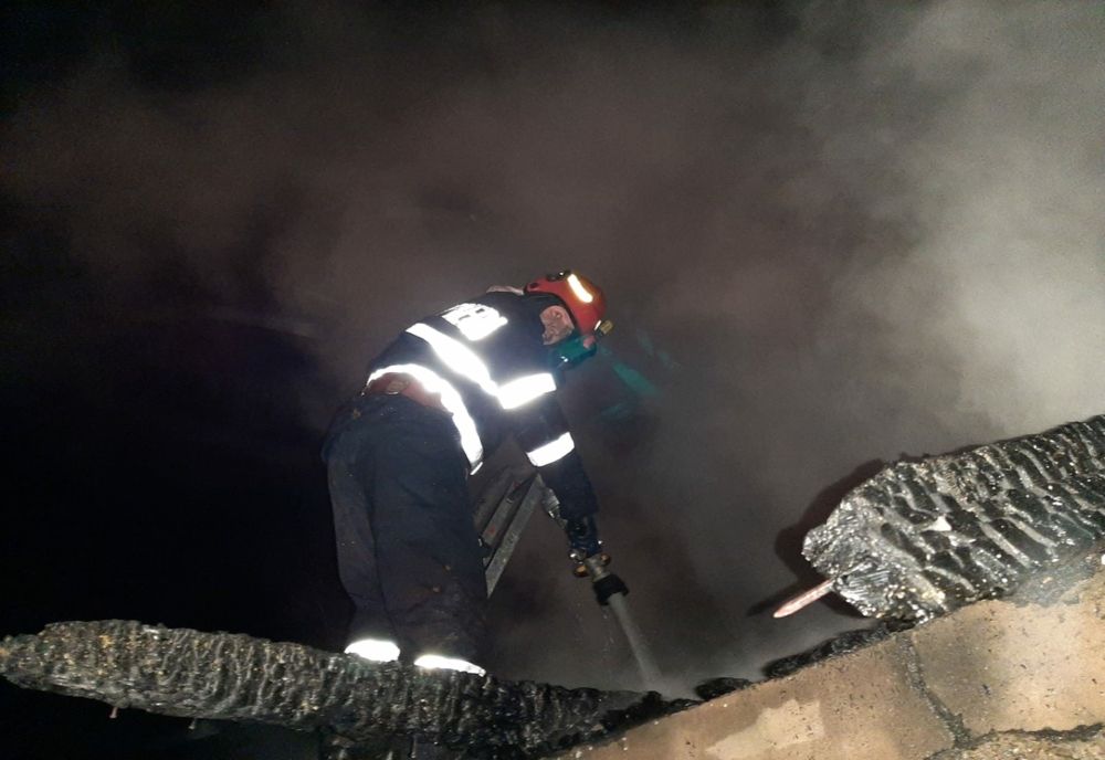 Locuință distrusă de jarul căzut din sobă pe materiale combustibile