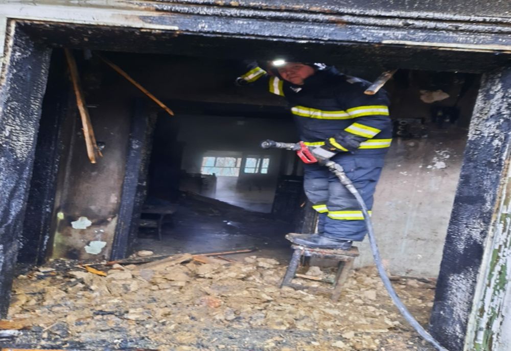Femeie intoxicată cu fum în urma unui incendiu care i-a distrus locuința (FOTO)