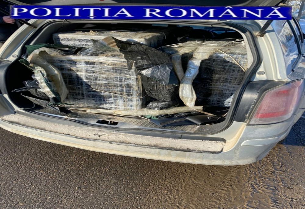 Prinși cu 4.000 de pachete de țigări în mașină