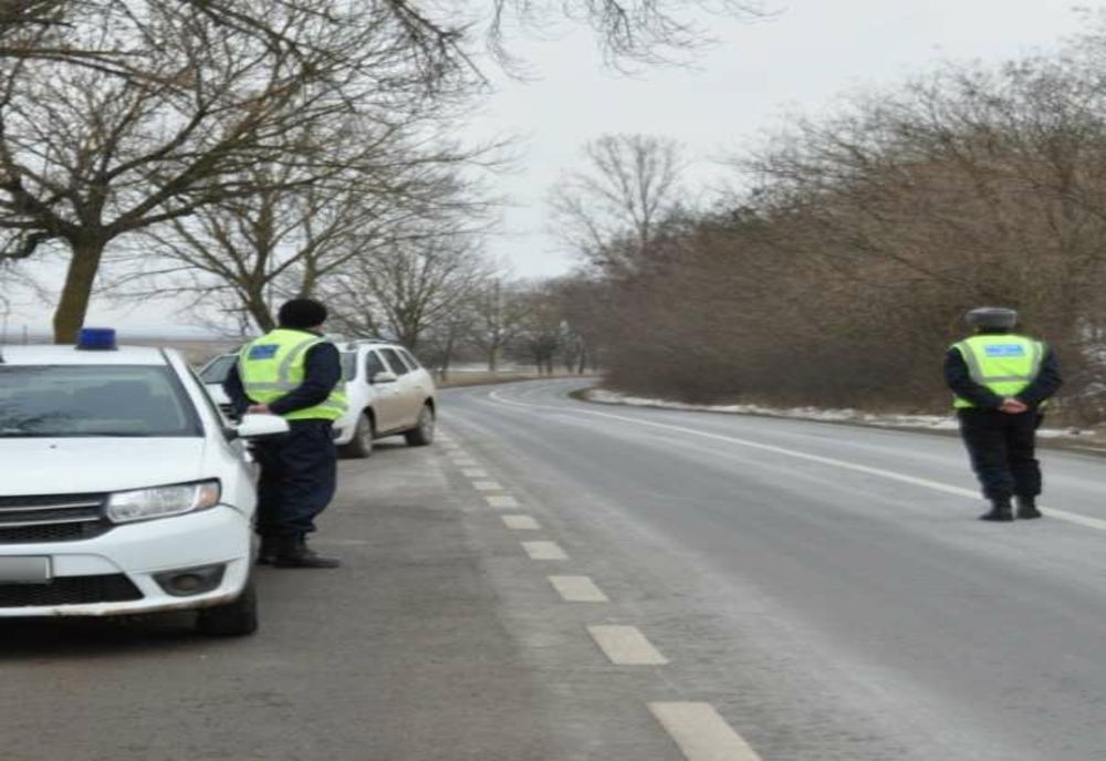 A încercat să fugă de poliție și s-a oprit cu maşina într-un gard  