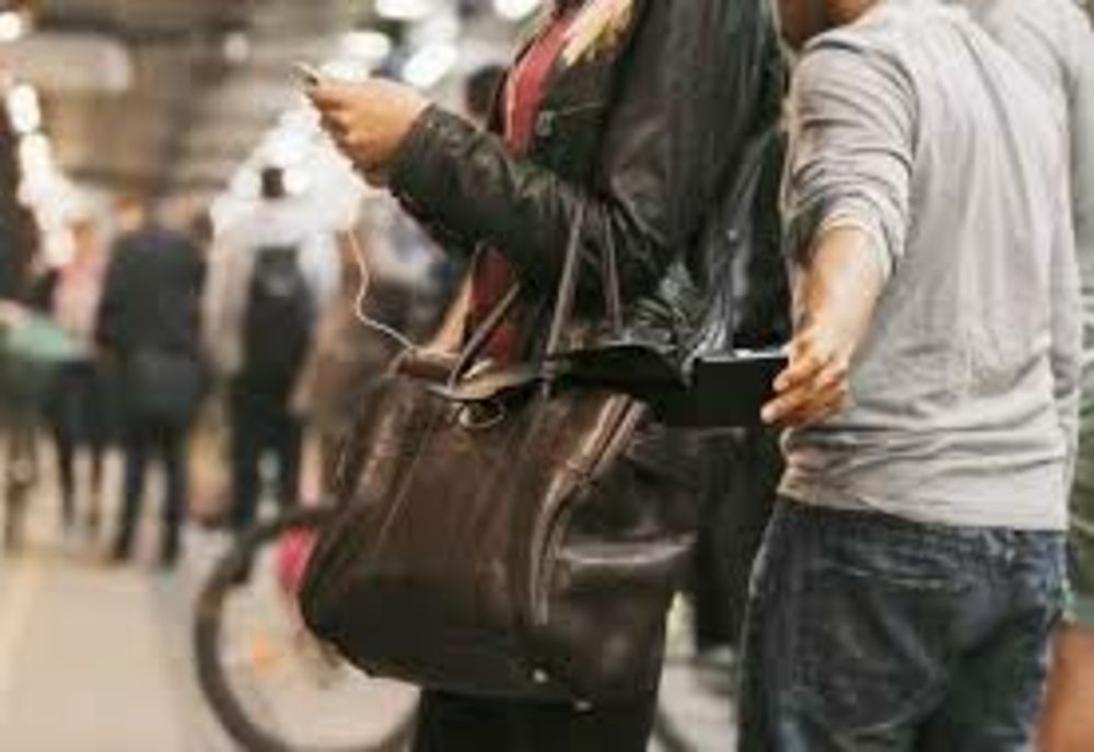 Atenție la buzunare, poșete și genți! Hoții pot fi extrem de inventivi