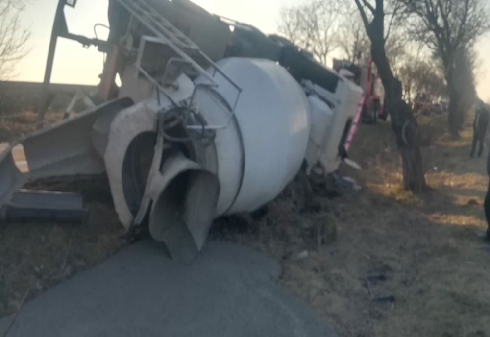 Betonieră răsturnată, șoferul a ajuns la spital!
