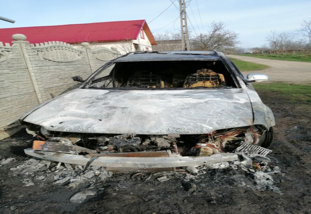 Un bărbat din Mitoc a rămas fără autoturism în urma unui incendiu