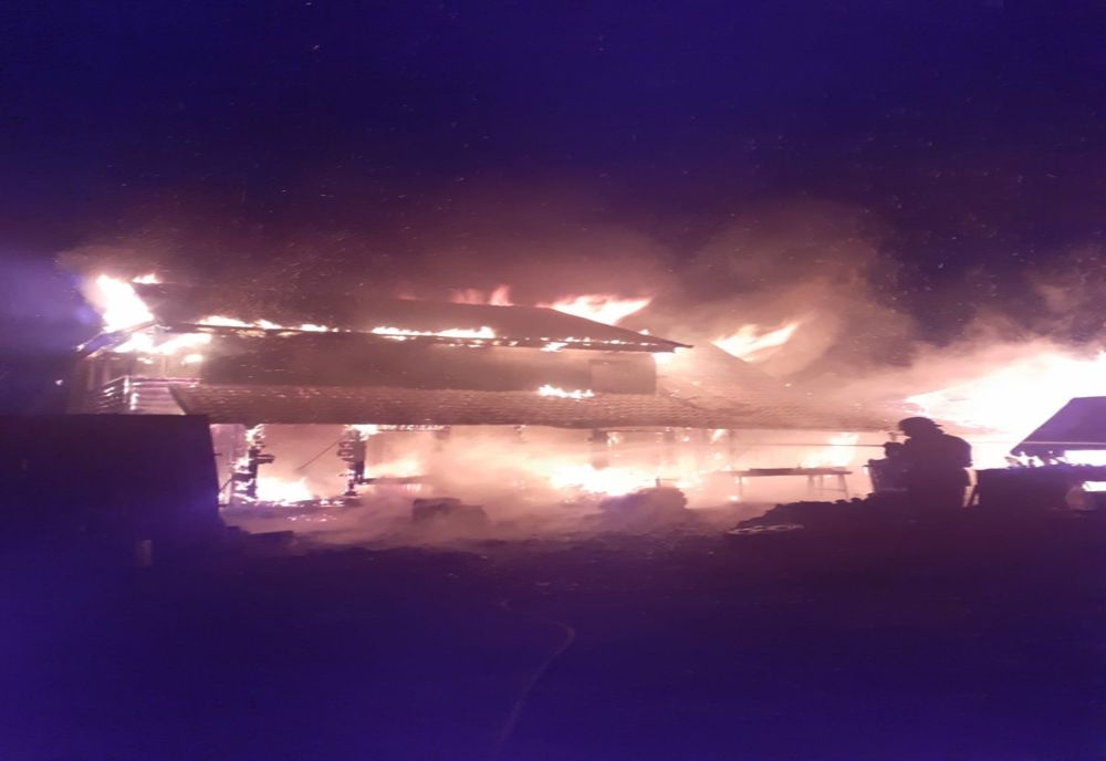 Incendiu devastator în Săveni (FOTO)