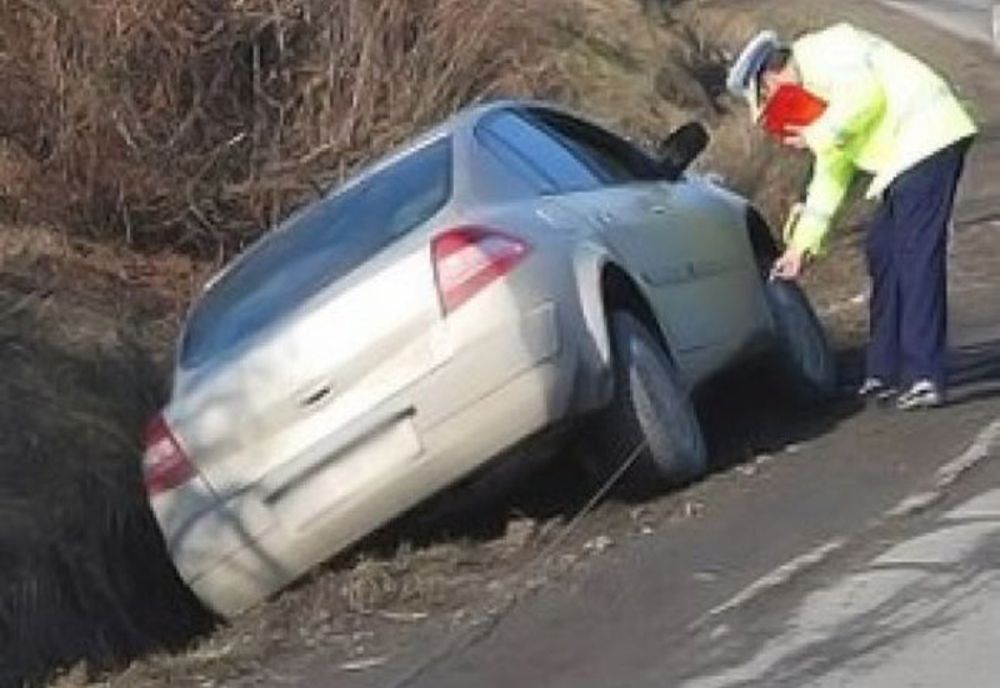 Găsit de polițiști cu mașina în șanț