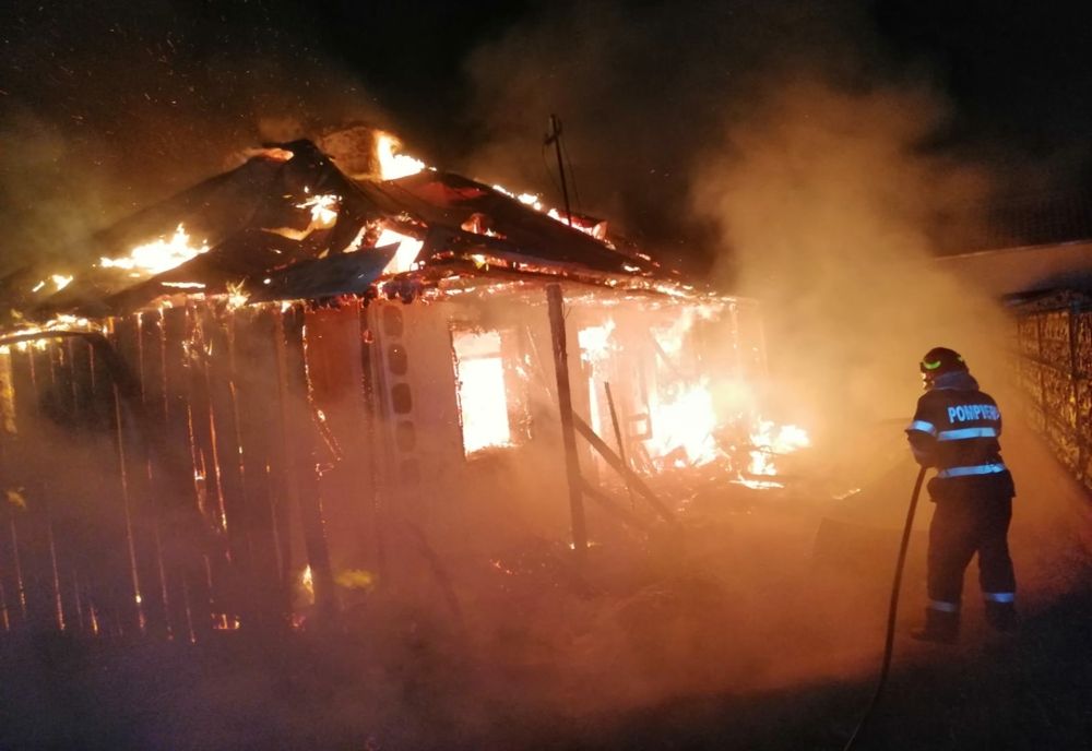 Au rămas fără acoperiș deasupra capului! Focul a pornit de la o țigară nestinsă