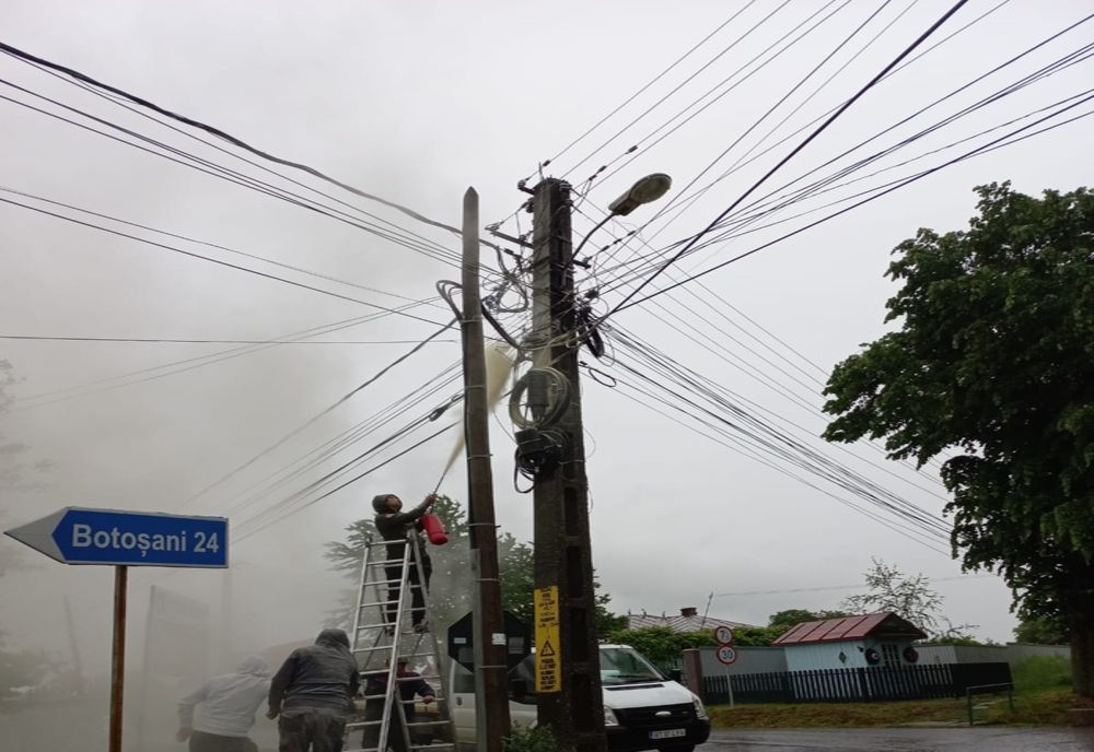 Inundații, stâlpi electrici care au loc foc, urmările „Codului Portocaliu” de ploi torențiale
