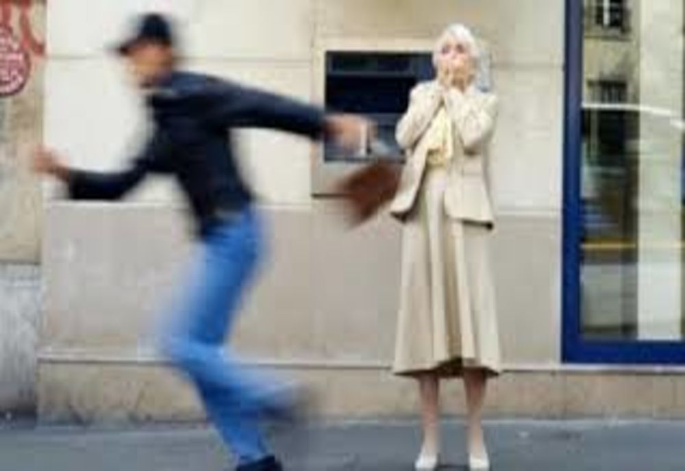 Tâlhar reținut după ce a smuls geanta unei femei din mână