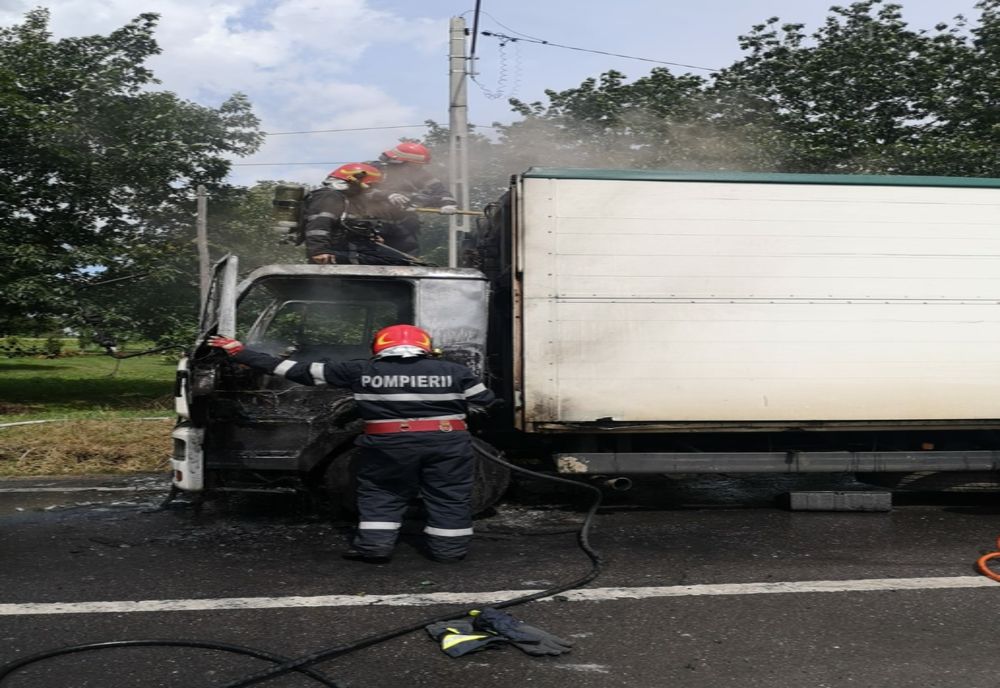 Un camion a luat foc în plin trafic pe DN 29 D