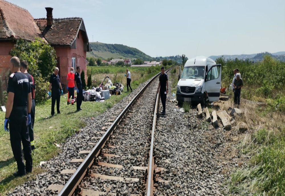 O femeie din Botoşani a murit în urma accidentului de ieri dintre un microbuz şi un tren! Şoferul a fost reţinut
