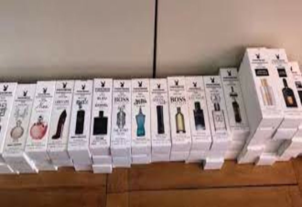 Doi tineri din Mureș depistați când videau parfumuri FAKE